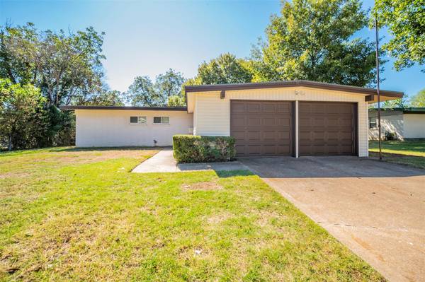 8025 Pinewood Drive, Benbrook, TX 76116