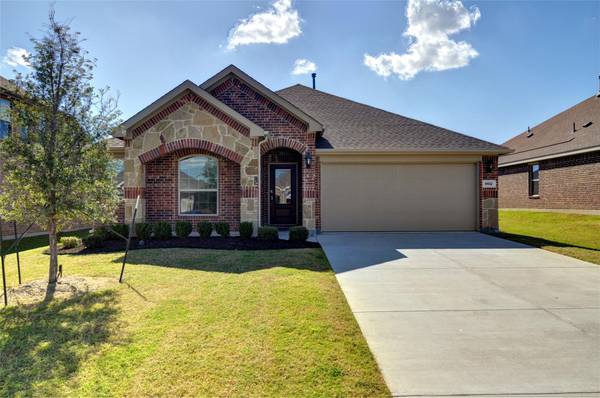 9102 Farmington Drive, Arlington, TX 76002