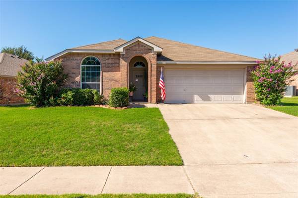 2800 Wakecrest Drive, Fort Worth, TX 76108