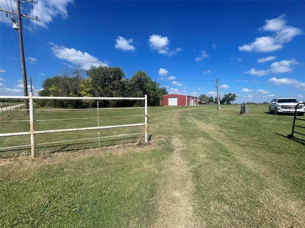 562 County Road 1520, Ector, TX 75439