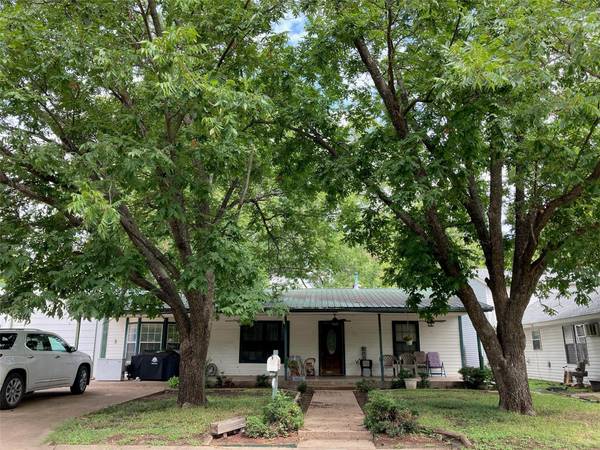 512 W Lone Star Avenue, Cleburne, TX 76033