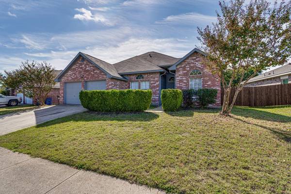 328 W Willow Creek Drive, Glenn Heights, TX 75154