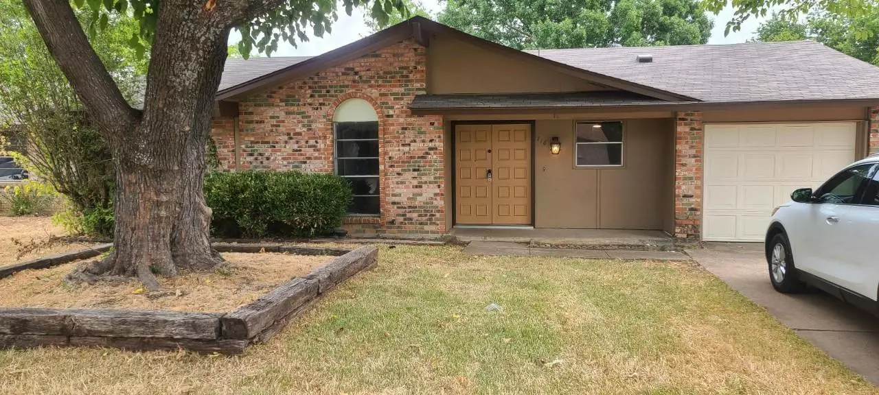 718 Briggs Drive, Cedar Hill, TX 75104