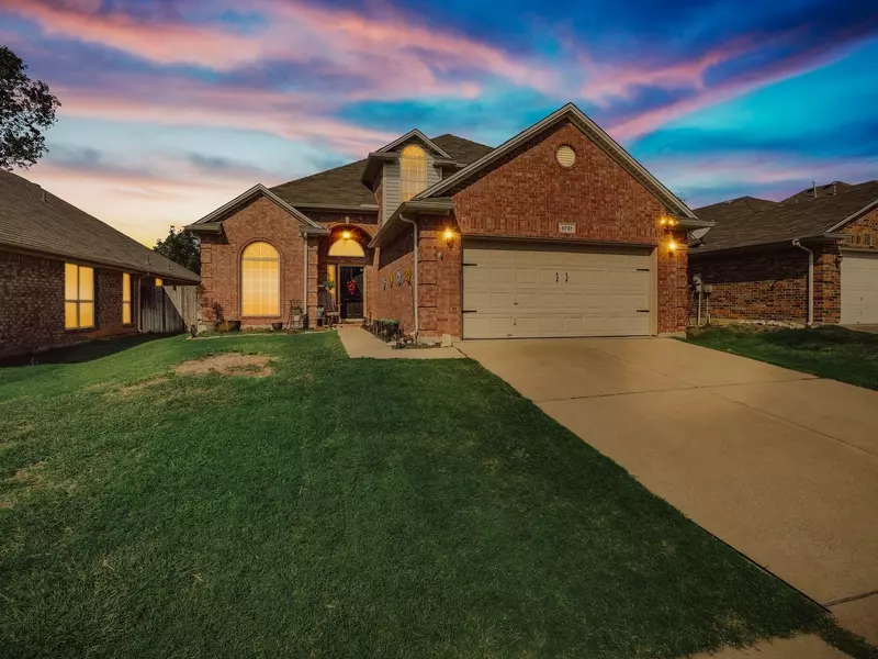 8737 Sunset Trace Drive, Fort Worth, TX 76244