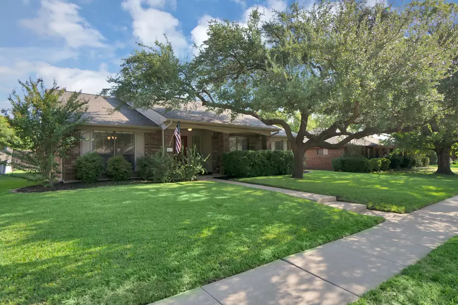 821 Ledgemont Drive, Plano, TX 75025