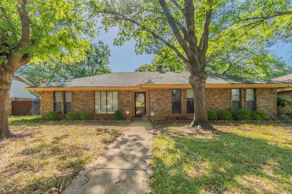 2403 Radcliffe Drive, Arlington, TX 76012