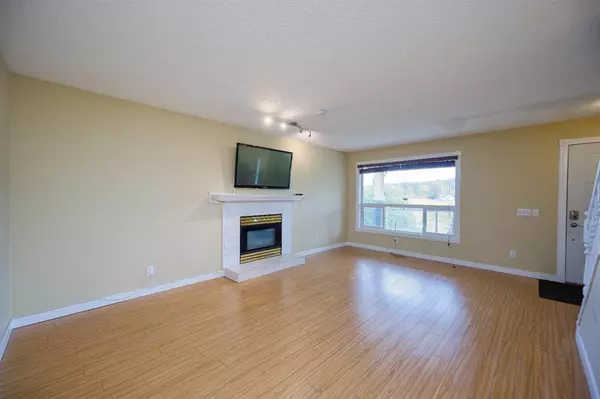 Calgary, AB T3K 0N5,4307 17 AVE NW