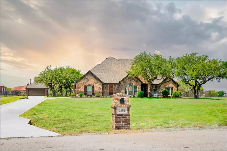 7592 Bonita Oaks Lane, Fort Worth, TX 76135