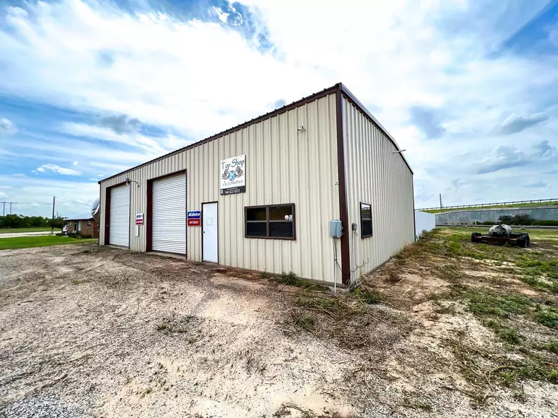 411 S Fir Avenue, Munday, TX 76371