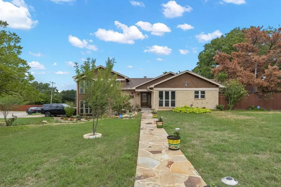 1704 Rockmoor Drive, Edgecliff Village, TX 76134