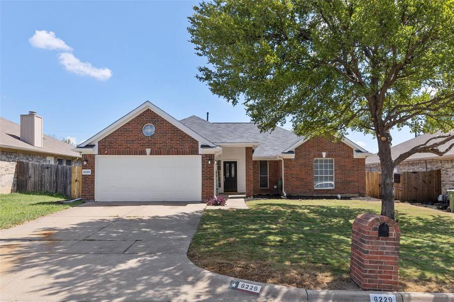 6229 St Leonard Drive, Arlington, TX 76001