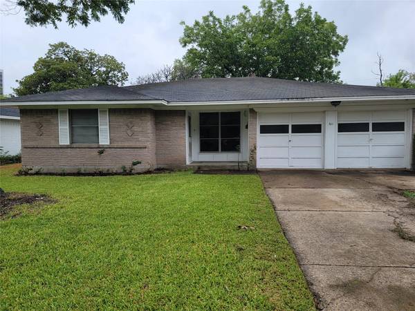 611 N Cottonwood Drive, Richardson, TX 75080