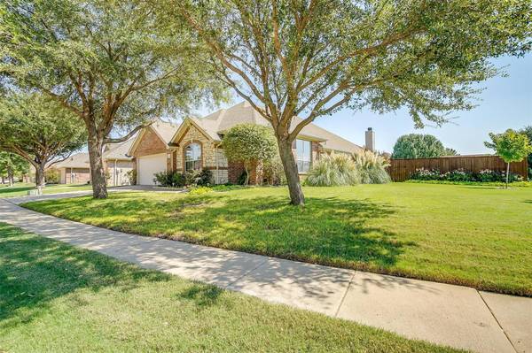 1239 Lake Forest Drive, Grand Prairie, TX 75052