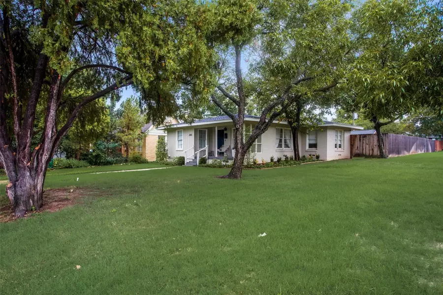 2100 Thomas Place, Fort Worth, TX 76107