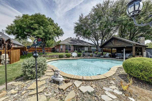 122 Hummingbird Lane, Justin, TX 76247