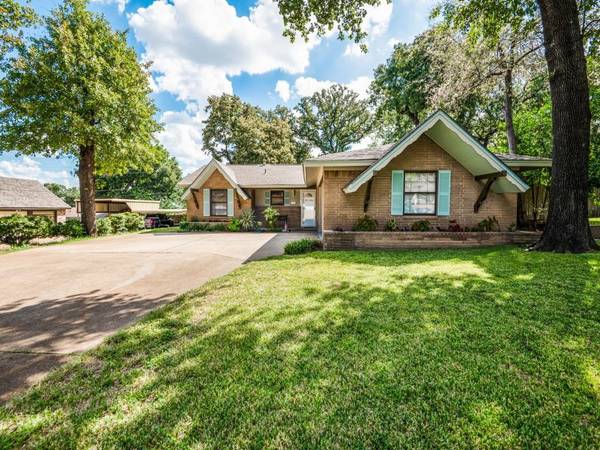 2102 Woodoak Drive, Irving, TX 75060