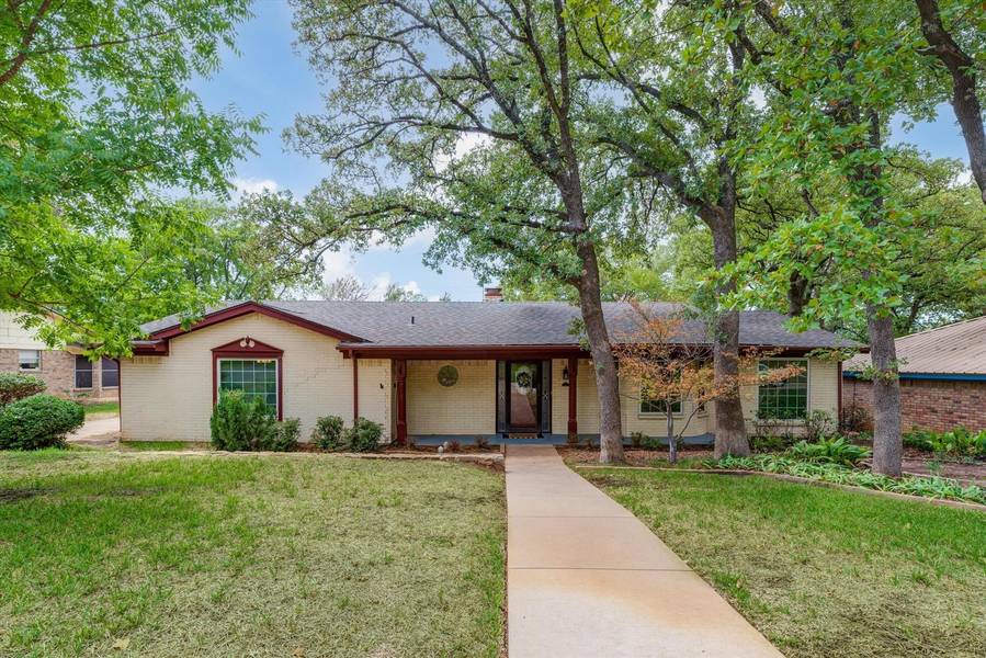 13 Devonshire Drive, Bedford, TX 76021