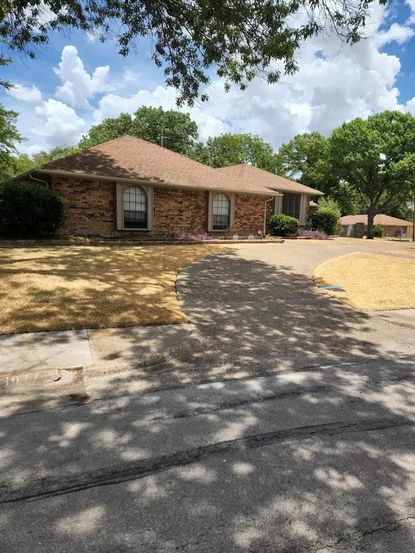 1017 Springbrook Drive,  Desoto,  TX 75115