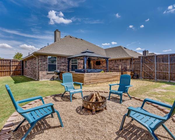 404 Valley Ridge Drive, Red Oak, TX 75154