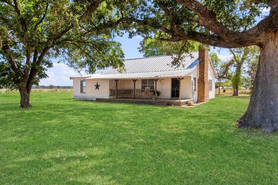 932 County Road 2275, Telephone, TX 75488