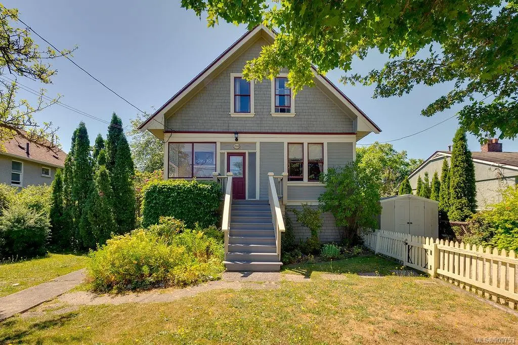 1749 Newton St, Victoria, BC V8R 2R1