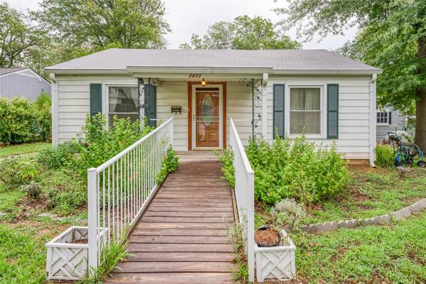 2833 Hunter Street,  Fort Worth,  TX 76112