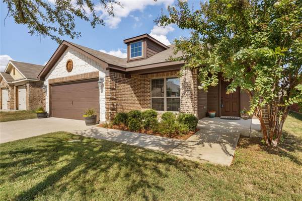 2321 Wakecrest Drive, Fort Worth, TX 76108