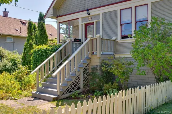 1749 Newton St, Victoria, BC V8R 2R1