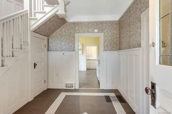 1749 Newton St, Victoria, BC V8R 2R1