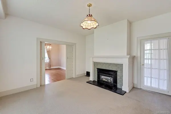 1749 Newton St, Victoria, BC V8R 2R1