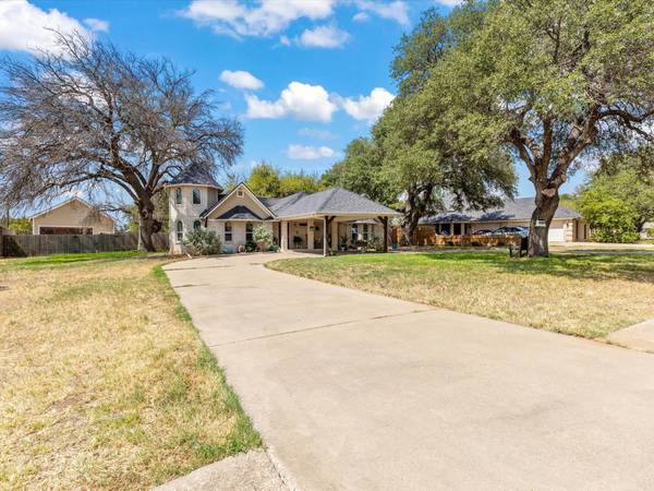 614 Aqua Vista Drive, Granbury, TX 76049