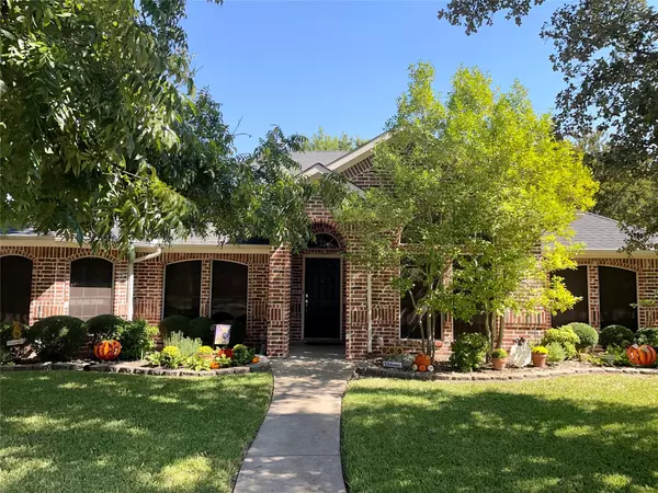 211 Sendero Drive, Waxahachie, TX 75165