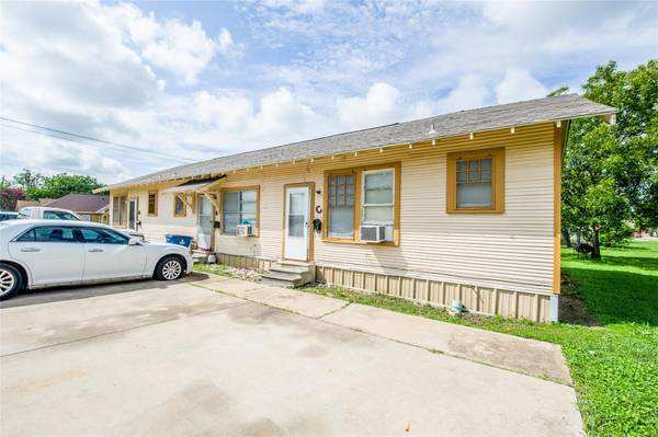 909 S Sherman Street, Ennis, TX 75119