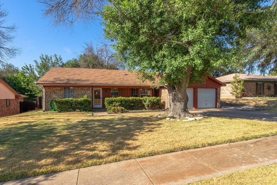 9913 Farmington Drive, Benbrook, TX 76126