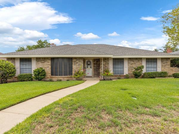 2733 Whispering Trail Circle, Pantego, TX 76013