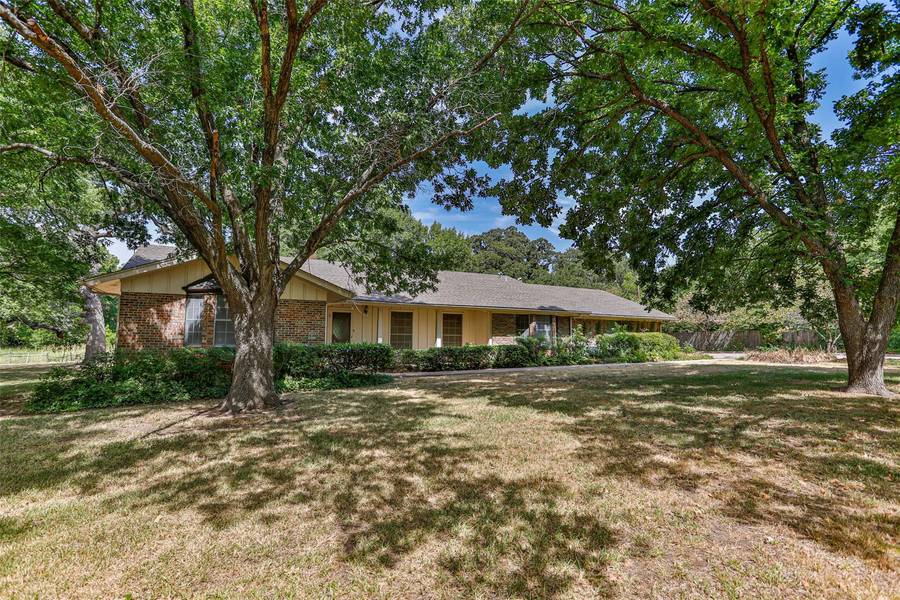 1627 S Clements Street, Gainesville, TX 76240