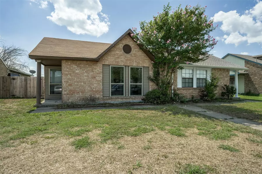 613 Stonewall Drive, Grand Prairie, TX 75052