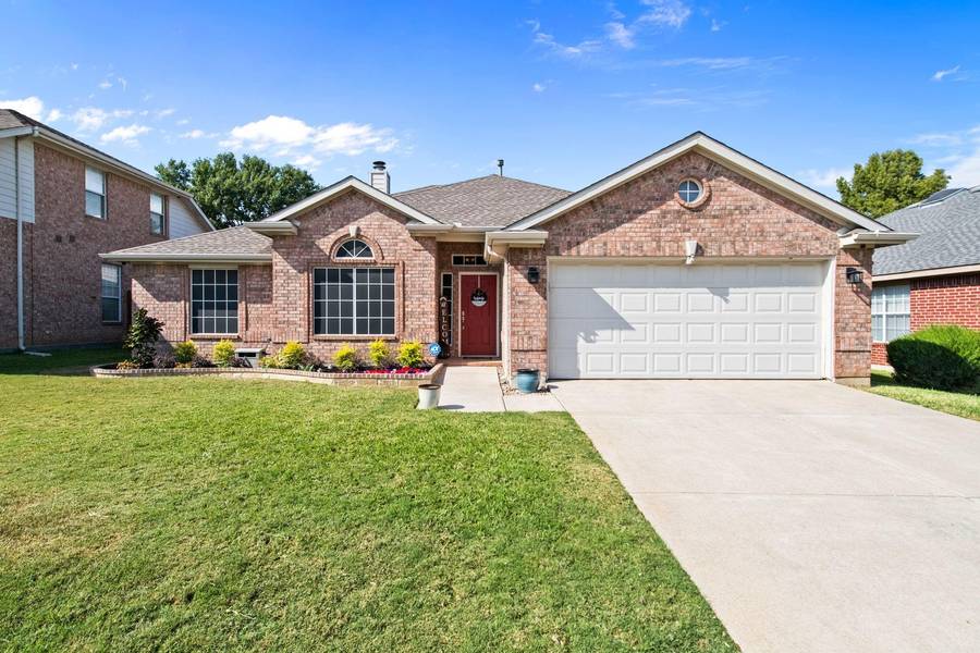 1070 Hillwood Drive, Saginaw, TX 76179