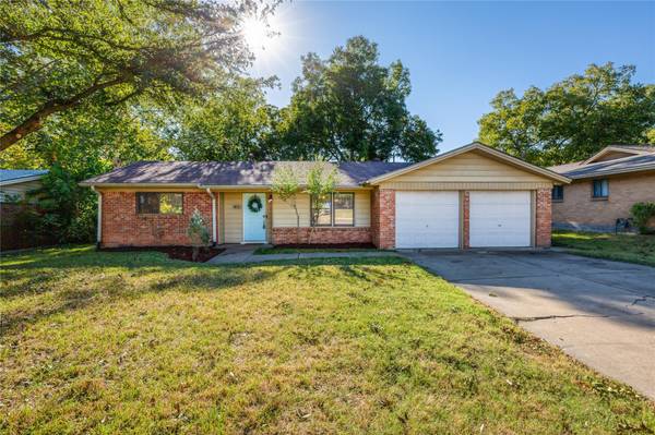 1206 Cozby Street S, Benbrook, TX 76126