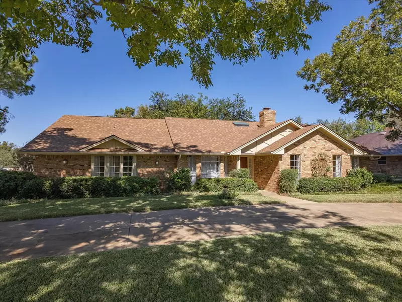 5609 Oakmont Lane, Fort Worth, TX 76112