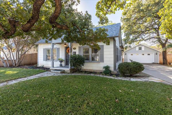 216 S Travis Street, Granbury, TX 76048