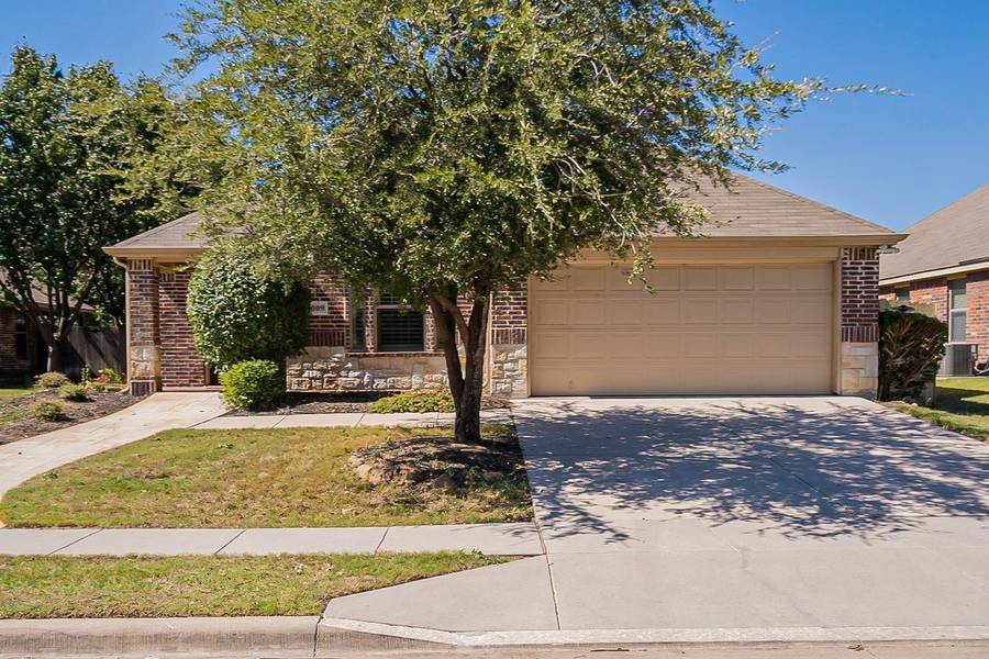 9009 Foxwood Drive, Fort Worth, TX 76244