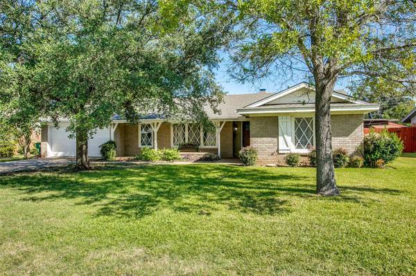 901 Raintree Road, Fort Worth, TX 76103