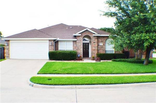 211 Crestview Drive, Arlington, TX 76018