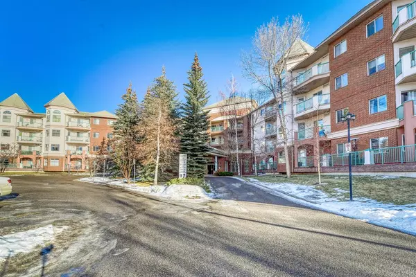 Calgary, AB T3R 7G7,200 Lincoln WAY SW #106