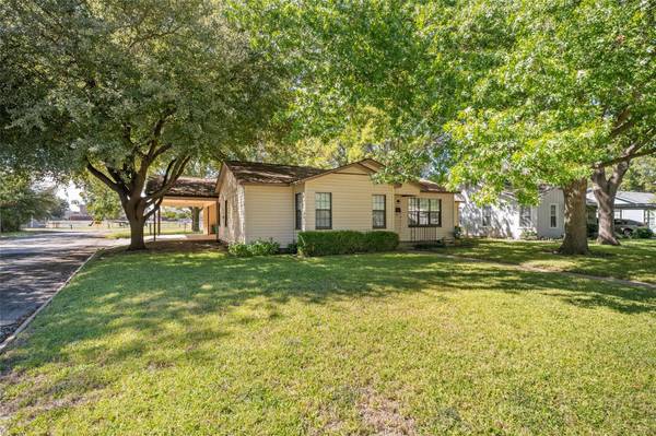 2411 Greenway Drive, Brownwood, TX 76801