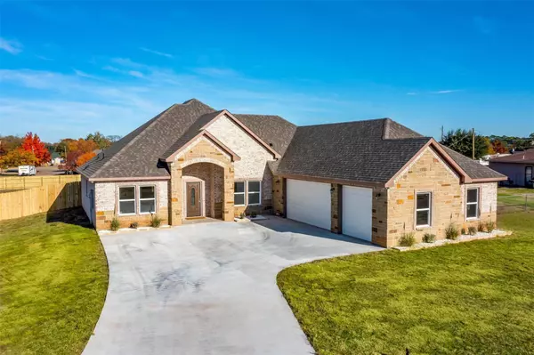 3902 Chippewa Court, Granbury, TX 76048