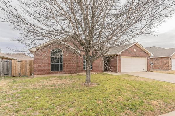 220 Arrowhead Drive, Burleson, TX 76028