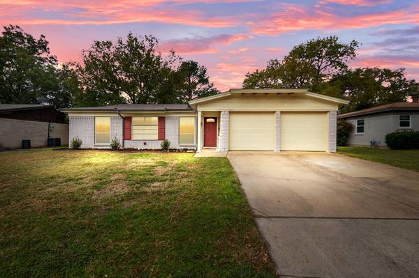 905 Jerry Lane, Bedford, TX 76022