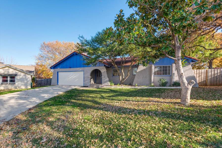 916 Brestol Court E, Bedford, TX 76021